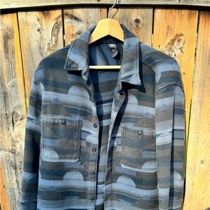 Mountain Hardware patterned men's outdoor shirt